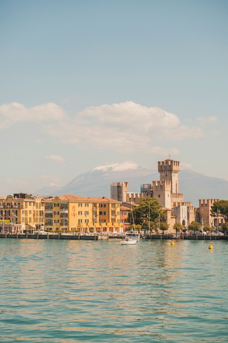 Die Skaligerburg von Sirmione am Ufer des Gardasees im Abendlicht