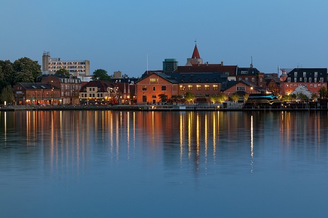 Hafenfront von Aalborg bei Nacht
