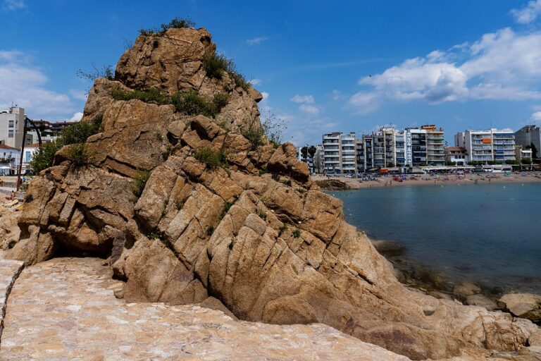 Blick auf Blanes mit Felsen und Meer an der Costa Brava