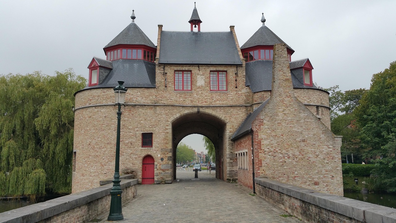 Mittelalterliches Torhaus am Kanal in Brügge