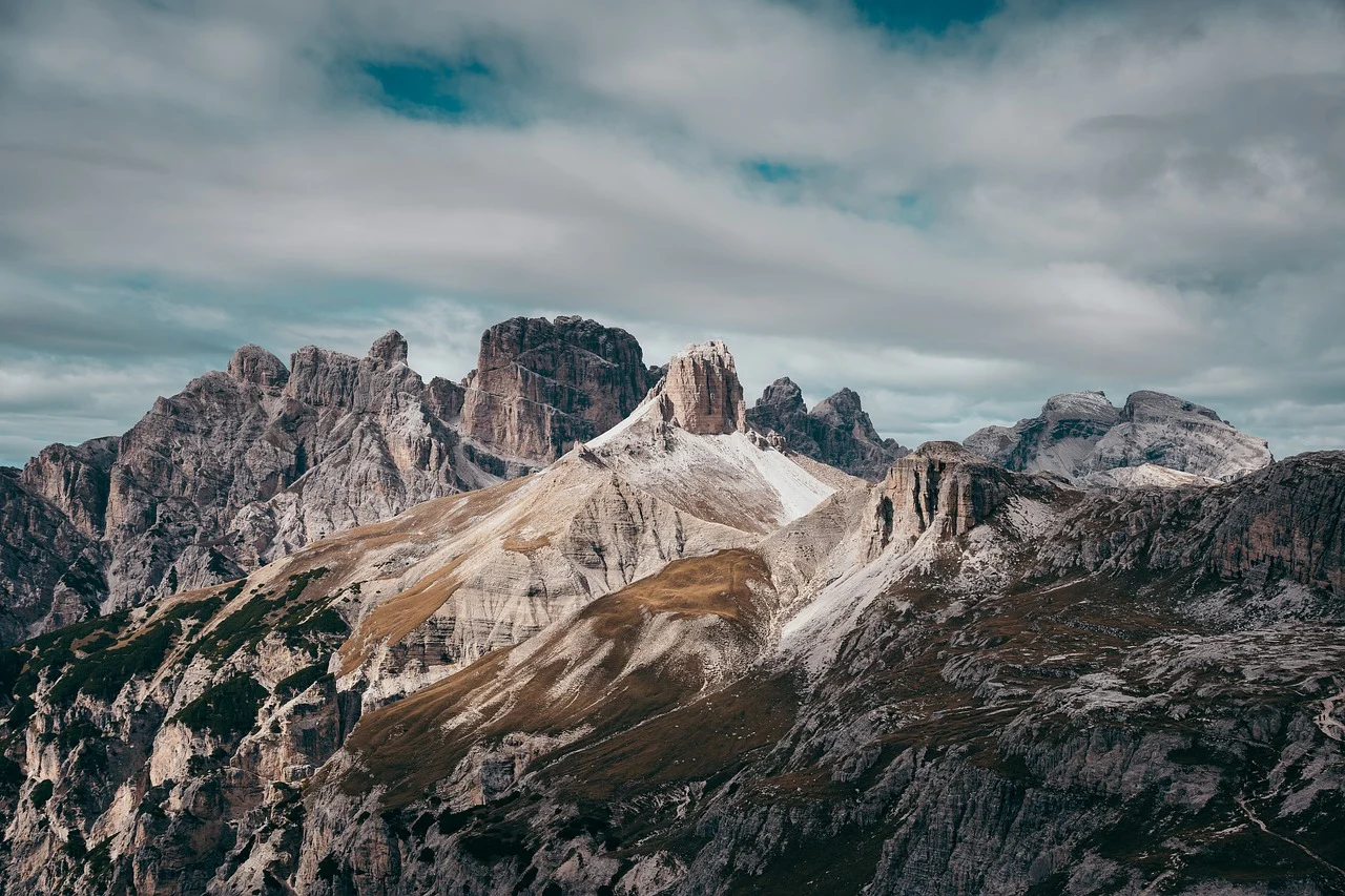 Felsgipfel der Dolomiten unter bewölktem Himmel