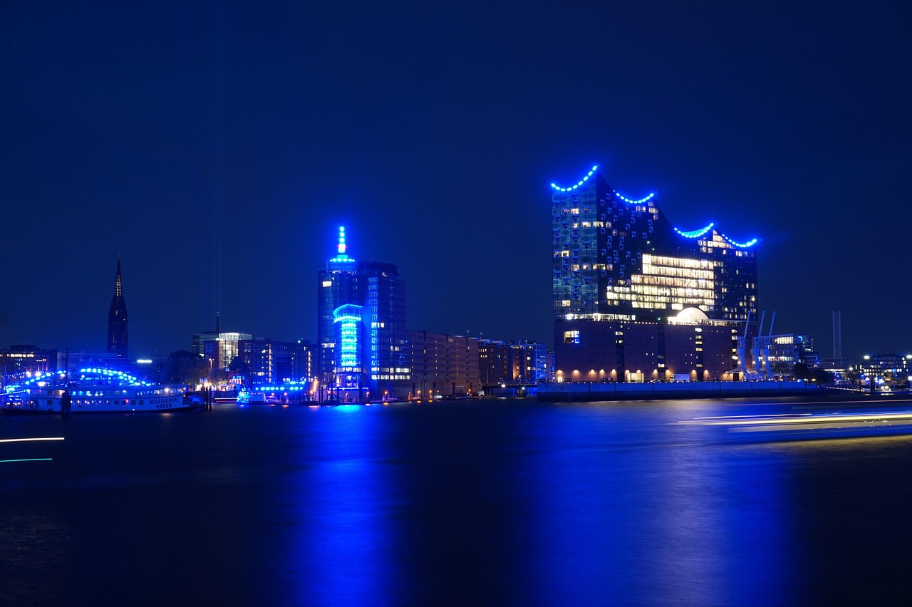 Elbphilharmonie und Hafen in Hamburg zur blauen Stunde