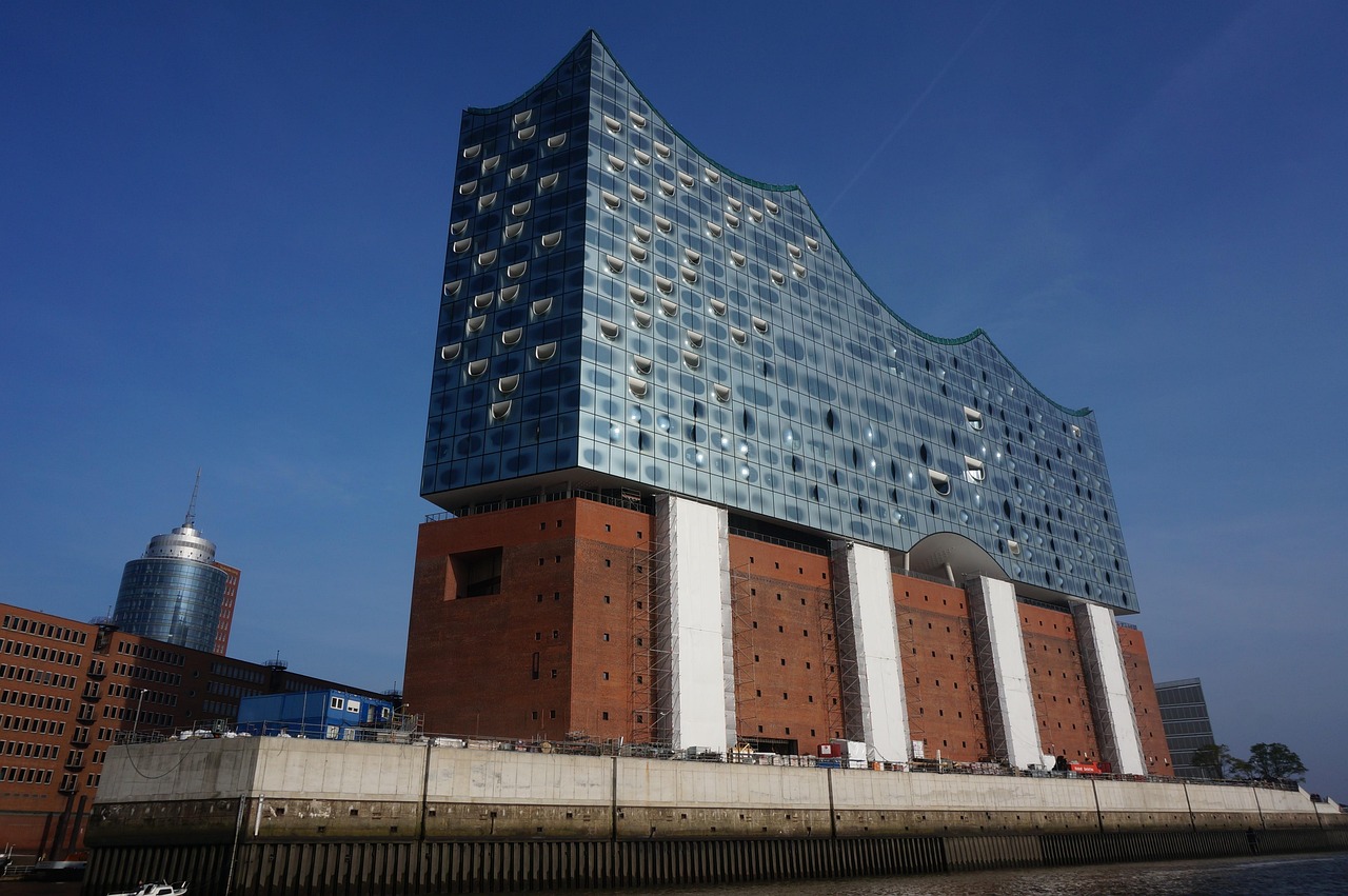 Elbphilharmonie am Hamburger Hafen unter blauem Himmel