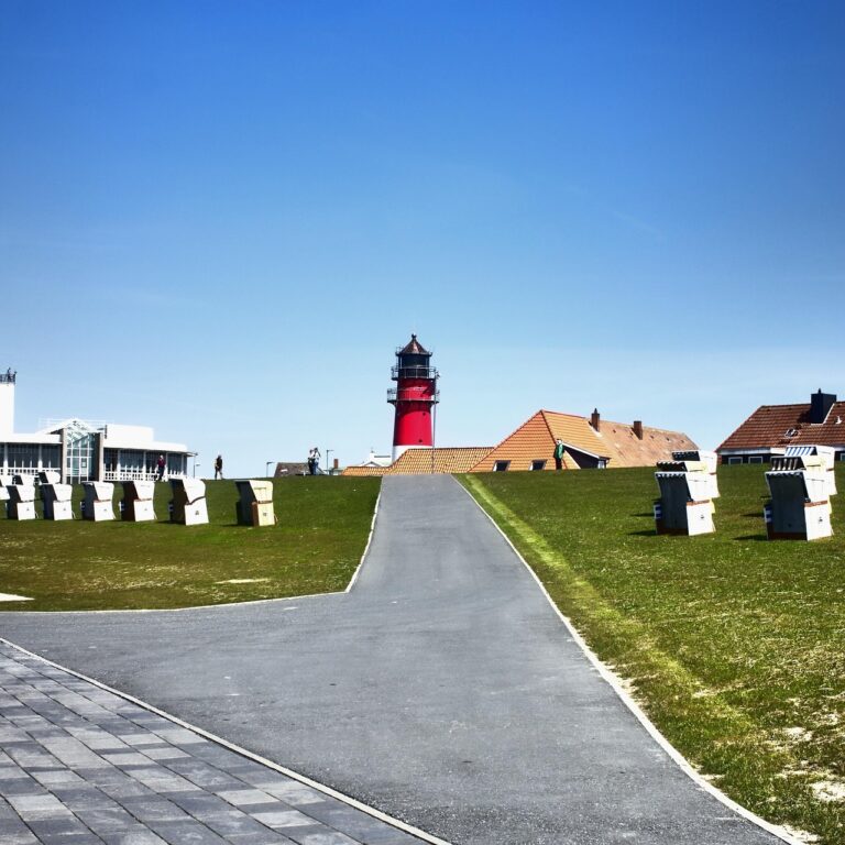 Leuchtturm von Büsum auf dem Deich an der Nordsee