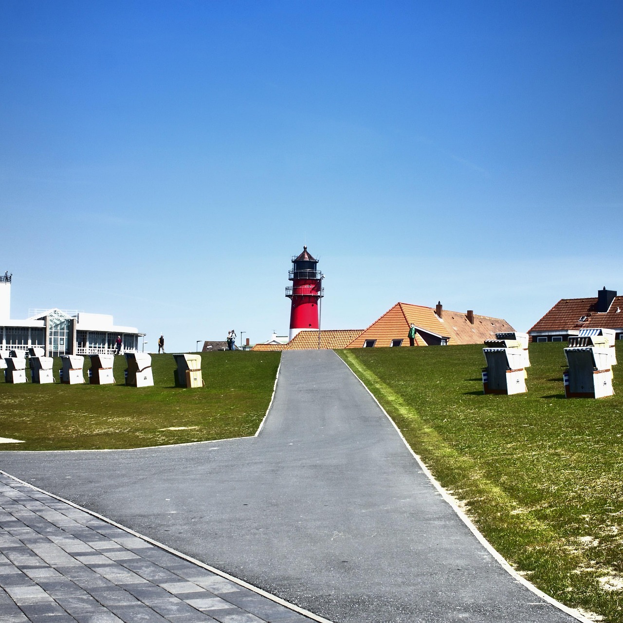 Leuchtturm von Büsum auf dem Deich an der Nordsee