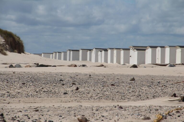 Strandhütten an der Küste von Løkken unter Wolkenhimmel
