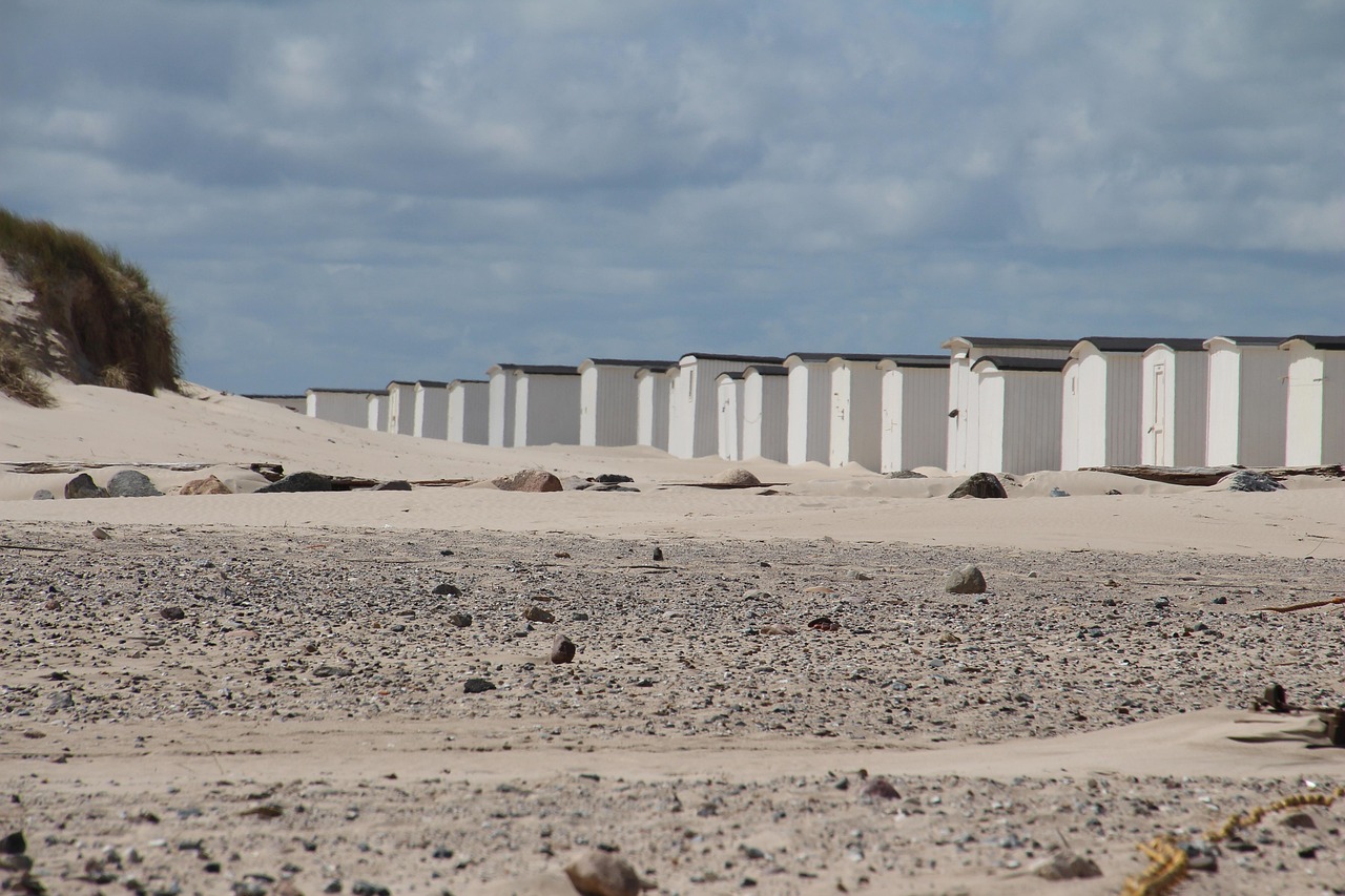 Strandhütten an der Küste von Løkken unter Wolkenhimmel