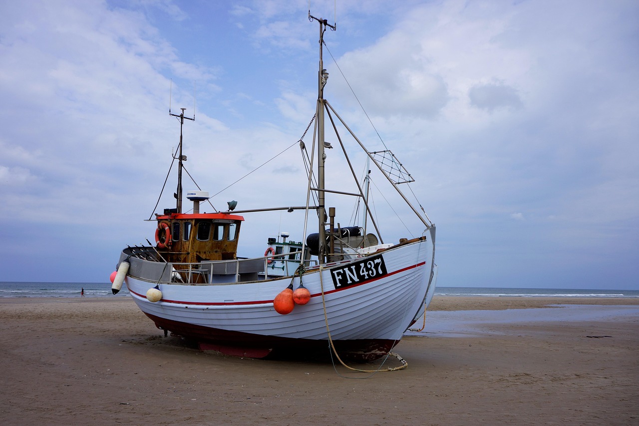 Fischerboot am Sandstrand von Løkken an der Nordsee