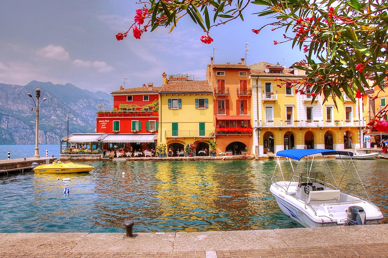 Bunte Häuser am Hafen von Malcesine am Gardasee