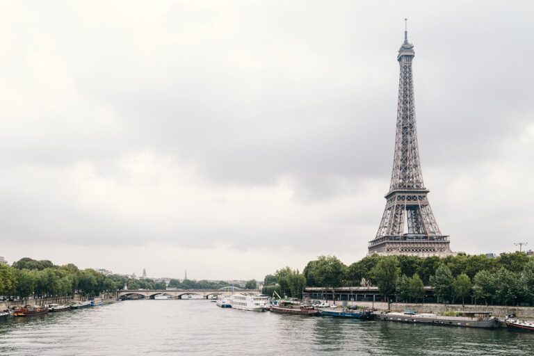 Eiffelturm und Seine in Paris