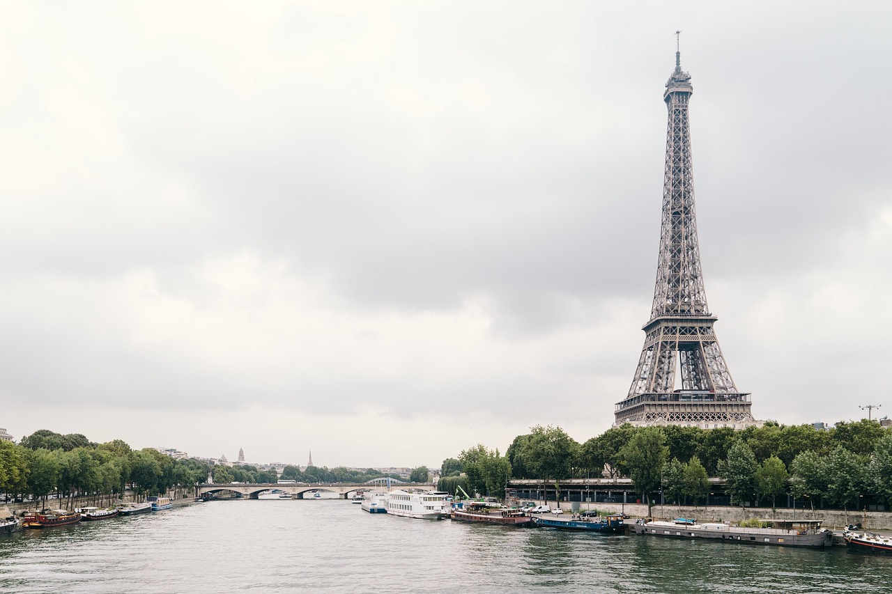 Eiffelturm und Seine in Paris
