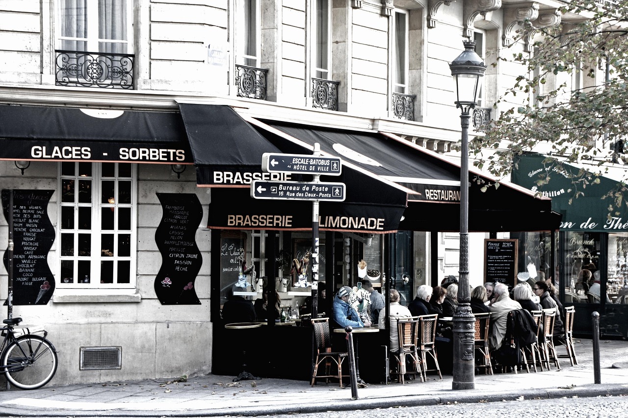 Café-Terrasse mit klassischer Fassade in Paris