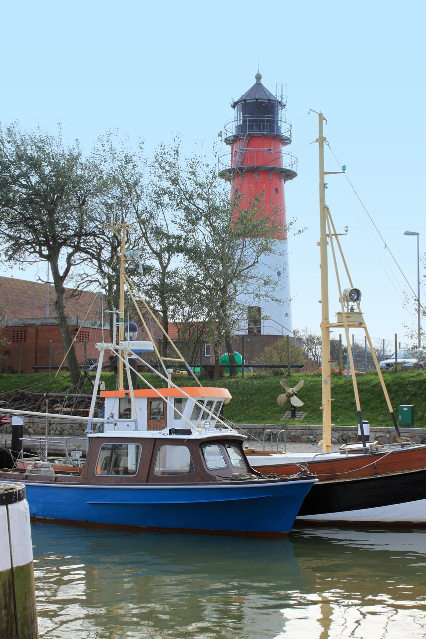 Hafen von Büsum mit Booten und Leuchtturm