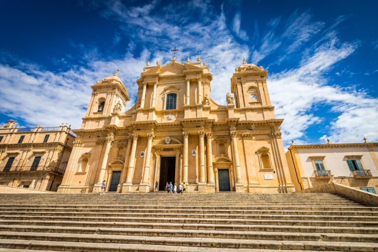 Barockfassade der Kathedrale von Noto auf Sizilien