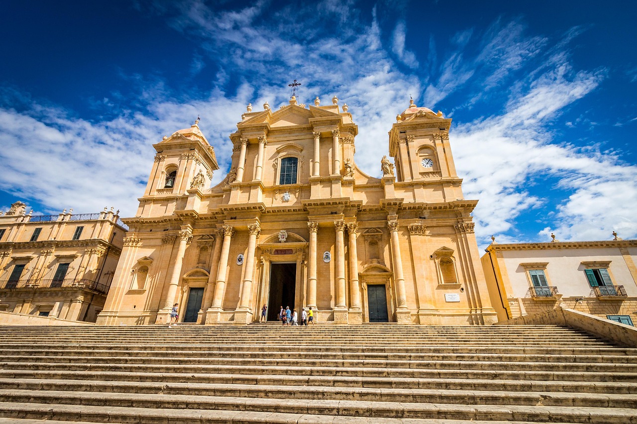 Barockfassade der Kathedrale von Noto auf Sizilien