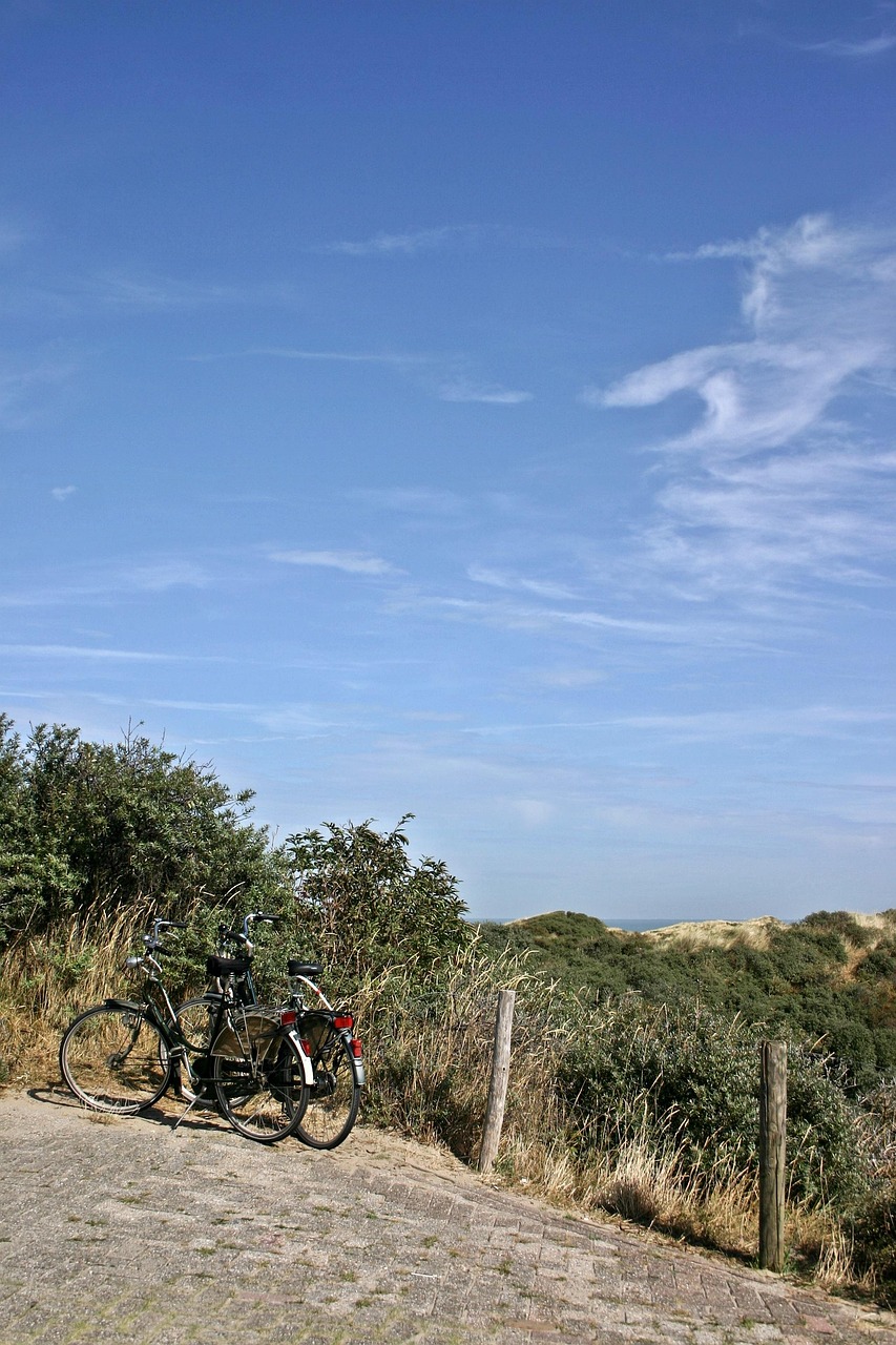 Zwei Fahrräder an einem Dünenweg unter blauem Himmel in Zeeland, Landschaftsfoto der Gegend, nicht die Unterkunft